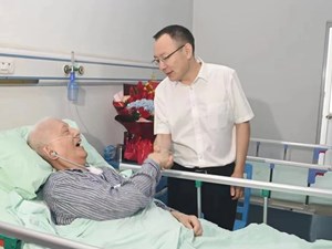 李文清看望慰问部分离退休老领导