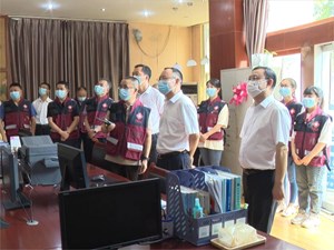 李文清刘光强何明俊看望慰问一线医务人员 向全市广大医务工作者致以节日问候和崇高敬意