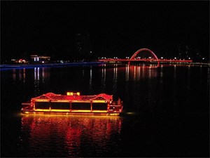 旌湖游船启航 点亮旌城夜景