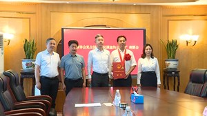 市领导与受表彰的全国“人民满意的公务员”代表座谈