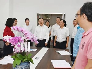 李文清刘光强卢也何明俊看望慰问教师 向广大教师和教育工作者致以节日问候崇高敬意