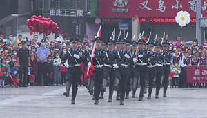 10月1日上午8点，德阳数万群众参加升旗仪式
