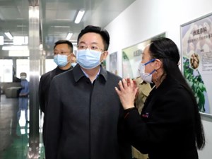 坚决落实食品安全“两个责任” 全力保障群众“舌尖上的安全”