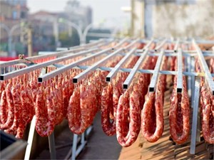 春节将至年味渐浓 香肠腊肉正飘香