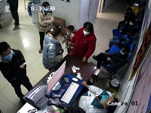 广汉：医生在岗位上晕倒 休息片刻坚持问诊
