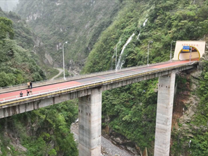 【决战四季度 大干一百天】跨越龙门山天险 绵茂公路全线建成通车