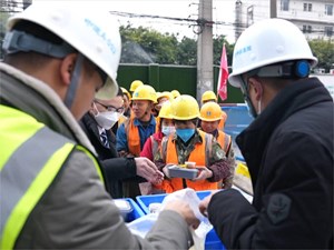 一碗腊八粥  城市情更浓