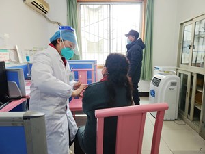新春走基层 | 接种新冠疫苗 筑起春节健康屏障