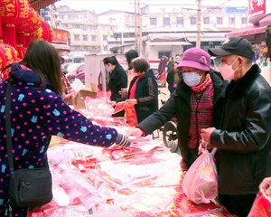 迎新春办年货 市场兴旺年味浓