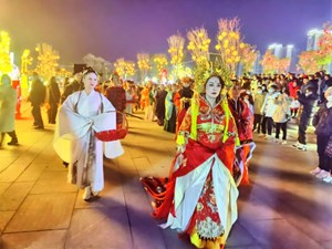 德阳灯会开启沉浸式古风巡游 3.5万人共赏 速来围观