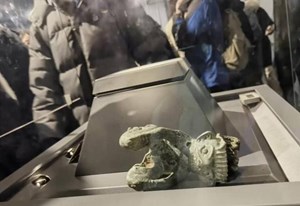 三星堆游客打架致文物打翻？官方：文物完好无损，已对游客批评教育