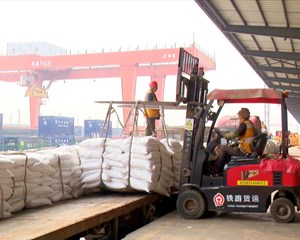 西南铁路抢运“三农”物资超70万吨