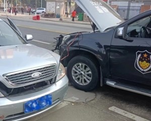 车辆突然抛锚停路上 警员化身“修车工” 解围