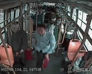真帅！路边车辆起火，"公交侠"飞奔救火！