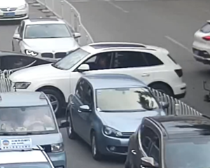 错把油门当刹车！德阳市区上演惊魂一幕......