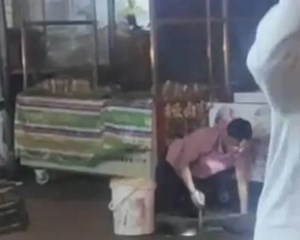 凌晨，德阳市区，一男子在捞地沟油…