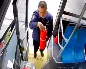 广汉：货车街头自燃  公交司机化身“消防员”