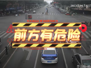 未佩戴头盔！德阳邓某路口被撞翻！交警部门：承担主要责任