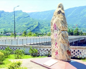 重建蹚新路 废墟崛起新家园
