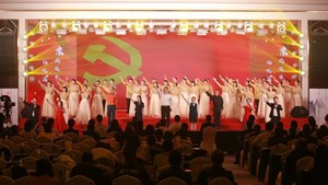 德阳邮政庆祝“五·一”暨第三届岗位标兵颁奖典礼昨日举行