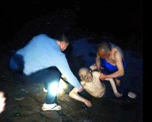 中江：八旬老人不慎落水 村民合力成功施救