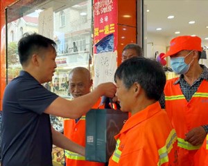 “暖心”老板 连续六年为环卫工人赠送新鞋