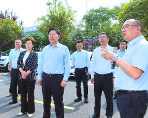 省总工会调研组到我市调研工会蹲点工作和职工队伍稳定情况