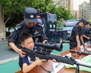 这个“六一”太酷啦！“速降”“格斗”“擒拿”进校园