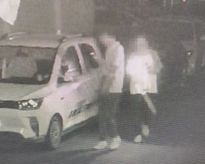 这三人半夜不睡觉 竟在街头张贴“大尺度”内容二维码