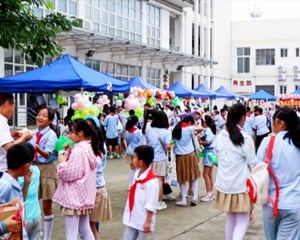 什邡：学生练摊忙 “双减”有妙招