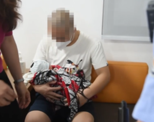 他戴着镣铐走进了婚姻登记处……