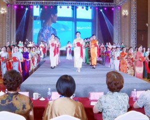 德阳：集体旗袍秀 向党的生日献礼