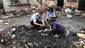 广汉民警在废墟堆为老人刨出“救命钱”