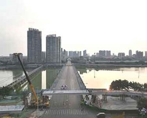岷江路大桥东西两侧上跨人行桥吊装合拢