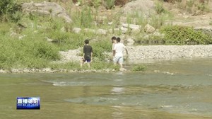 男童落水命悬一线 热心市民奋勇相救