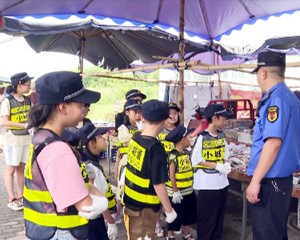 绵竹：“沉浸式”体验城管工作 “小主人翁”上岗执勤