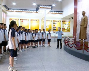 缅怀抗战英雄 弘扬爱国精神