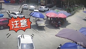电动三轮车错把油门当刹车，倒车发生连环撞！