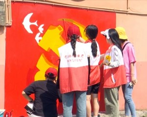 罗江：青年志愿者手绘墙画扮靓乡村