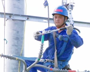 广汉：战高温除隐患 保障电力稳定供应