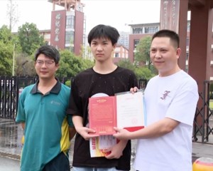 德阳：今年首封高校录取通知书送达