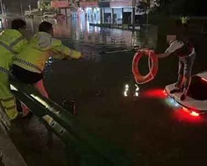 绵竹交警水中救人，竟意外“捞”出一名醉驾司机……