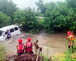 罗江：洪水中“拔河” 民警消防合力救援