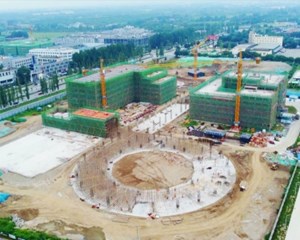 挥汗如雨战高温 抢抓工期建设忙