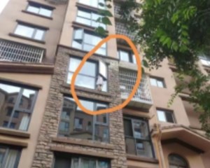 绵竹：小女孩被困窗外 邻居挺身而出翻窗救援