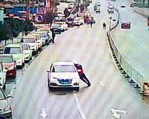 市政府授予聂永华德阳市“见义勇为勇士”称号 