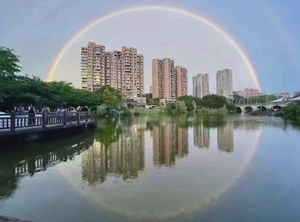 “乌云的背后是阳光，阳光的背后是彩虹”