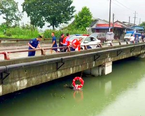 绵竹：七旬老人落水 多方合力救援