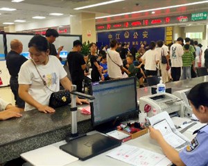 中江：“铁路新规”引发儿童身份证办理“热潮”