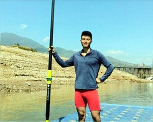 “肖”郎领桨  “扬”眉吐气  德阳籍赛艇选手肖扬今天在大运会男子四人单桨预赛中以小组第一挺入决赛
